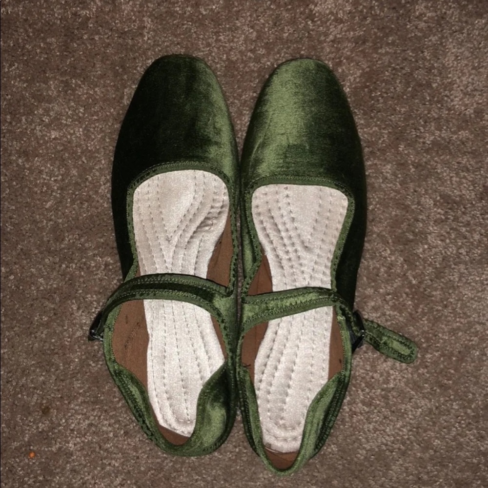 EUC FREE PEOPLE EMERALD VELVET MARY JANES